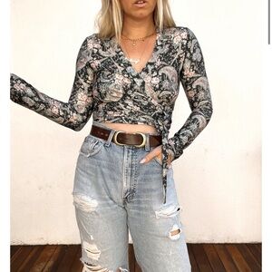 ⚡️FLASH SALE ⚡️ Novella Royale Isadora Wrap Top Size Small Midnight Rose Print